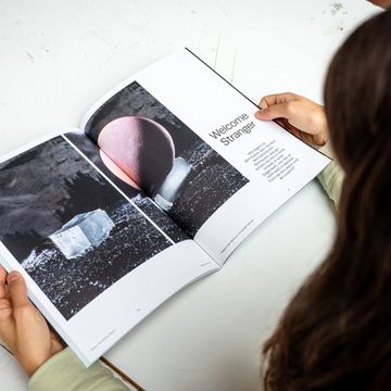 Blick über die Schulter eine Person in das aufgeschlagene Journal