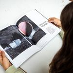 Blick über die Schulter eine Person in das aufgeschlagene Journal