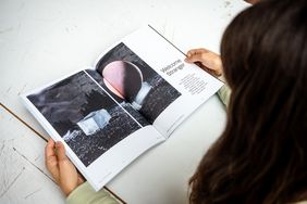 Blick über die Schulter eine Person in das aufgeschlagene Journal
