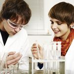 Im Rahmen des Bachelor-Studiums Bauingenieurwesen arbeiten die Studierenden auch in dern Laboren der Fakultät Bauingenieurwesen an der Bauhaus-Universität Weimar.