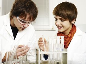 Im Rahmen des Bachelor-Studiums Bauingenieurwesen arbeiten die Studierenden auch in dern Laboren der Fakultät Bauingenieurwesen an der Bauhaus-Universität Weimar.