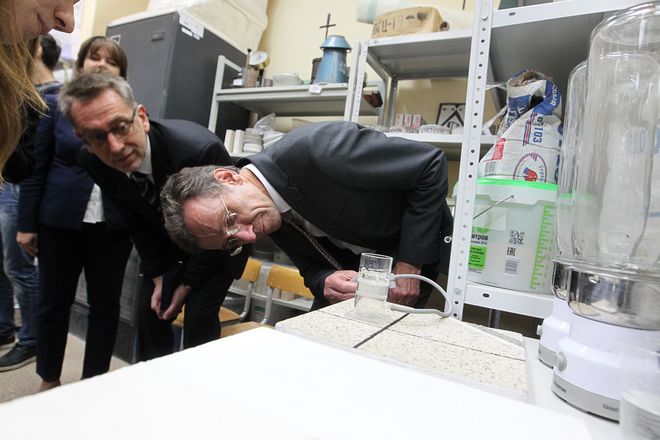 Prof. Speitkamp und Prof. Plank-Wiedenbeck im Materiallabor der MGSU: Verschiedene Materialien faszinieren wie hier der wasserdichte und zugleich luftdurchlässige Beton. Foto: Vjatscheslav Korotichin
