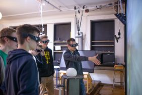 Praxisorientiert studieren: der Master-Studiengang Human-Computer Interaction bietet Studierenden den Freiraum, sich in Praxisprojekten mit neuartigen Mensch-Maschine-Schnittstellen zu beschäftigen (Bild: Candy Welz)