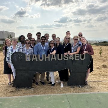 Die Weimarer Delegation vor dem neuen BAUHAUS4EU-Denkmal auf dem Campus des Instituto Politécnico Castelo Branco. Foto: Edyta Lachowicz-Santos