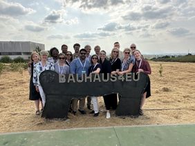 Die Weimarer Delegation vor dem neuen BAUHAUS4EU-Denkmal auf dem Campus des Instituto Politécnico Castelo Branco. Foto: Edyta Lachowicz-Santos Die Weimarer Delegation vor dem neuen BAUHAUS4EU-Denkmal auf dem Campus des Instituto Politécnico Castelo Branco. Foto: Edyta Lachowicz-Santos