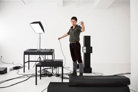 Jana Gunstheimer beim Aufbau einer Installation