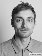 Porträtfoto eines Mannes in Schwarz-Weiß