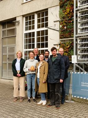 Die Preisträger*innen v.l.n.r. Theresa Paskert, Maria Hartmann, Prof. Eckhard Kraft, Gloria Kohlhepp, Hayder Alsaad, Gregor Biastoch und Prof. Silvio Beier vor der VertiKKA in der Coudraystraße 10, Foto: Bauhaus-Universität Weimar 