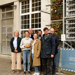 Die Preisträger*innen v.l.n.r. Theresa Paskert, Maria Hartmann, Prof. Eckhard Kraft, Gloria Kohlhepp, Hayder Alsaad, Gregor Biastoch und Prof. Silvio Beier vor der VertiKKA in der Coudraystraße 10, Foto: Bauhaus-Universität Weimar 