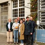 Die Preisträger*innen v.l.n.r. Theresa Paskert, Maria Hartmann, Prof. Eckhard Kraft, Gloria Kohlhepp, Hayder Alsaad, Gregor Biastoch und Prof. Silvio Beier vor der VertiKKA in der Coudraystraße 10, Foto: Bauhaus-Universität Weimar 