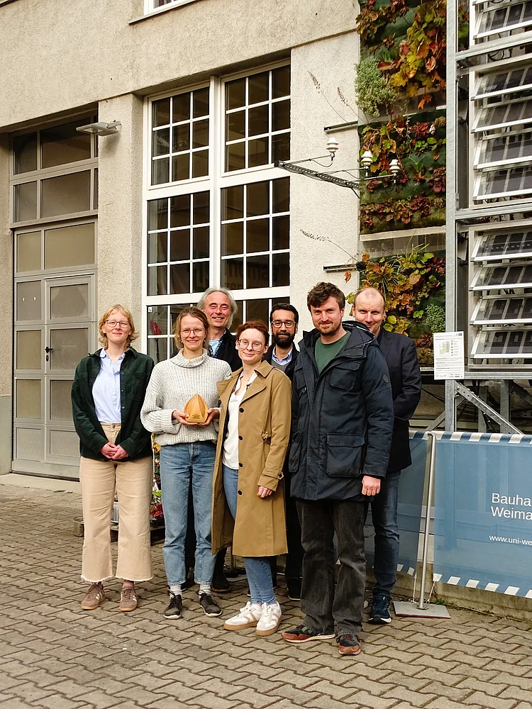 Prize winners from left to right: Theresa Paskert, Maria Hartmann, Prof. Eckhard Kraft, Gloria Kohlhepp, Hayder Alsaad, Gregor Biastoch and Prof. Silvio Beier in front of VertiKKA at Coudraystraße 10, photo: Bauhaus-Universität Weimar