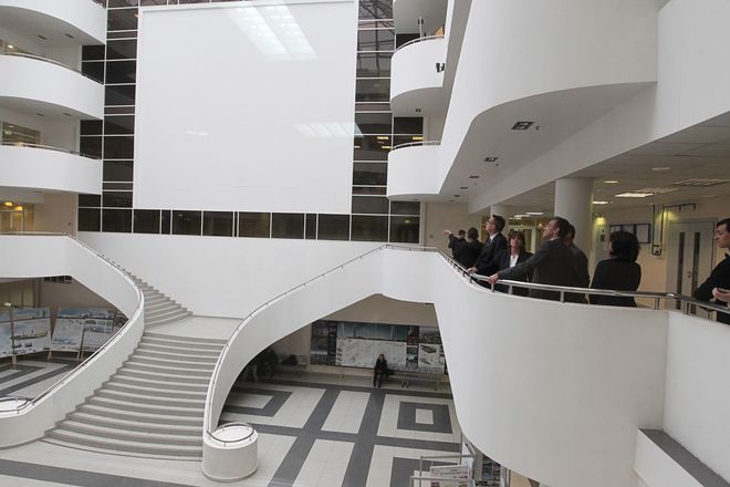 Führung über den Campus der MGSU: Viele Bauarbeiten wurden in den letzten Jahren abgeschlossen, wie dieses Mehrzweckgebäude; andere stehen noch an, beispielsweise der Bau einer eigenen Schwimmhalle. Foto: Vjatscheslav Korotichin