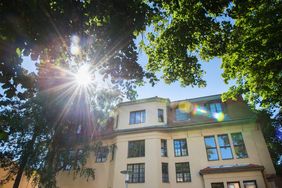 Zum Start des Förderprogramms »neudeli Fellowship« besucht der Thüringer Wirtschafts- und Wissenschaftsminister Wolfgang Tiefensee die Gründerwerkstatt neudeli. (Quelle: Bauhaus-Universität Weimar, Foto: Candy Welz)