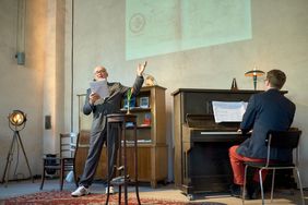 Nach einem gemeinsamen Spaziergang durch den Park an der Ilm ließen Zischler und seine Gäste den Nachmittag im Lichthaus Kino ausklingen (Bild: Heiko Hellmann)