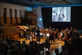 Das Stummfilm-Konzert »VERFLIXTE GASTFREUNDSCHAFT« mit der Thüringen Philharmonie Gera-Eisenach im Musikgymnasium Schloss Belvedere. © Kunstfest Weimar 2025, Foto: Thomas Müller.