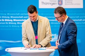 Prof. Peter Benz (links) unterzeichnet gemeinsam mit Wissenschaftsminister Christian Tischner (rechts im Bild) die Rahmenvereinbarung V. Foto: TMBWK / Jacob Schröter Prof. Peter Benz (links) unterzeichnet gemeinsam mit Wissenschaftsminister Christian Tischner (rechts im Bild) die Rahmenvereinbarung V. Foto: TMBWK / Jacob Schröter