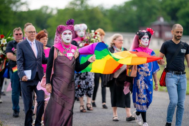 Procession of guests marches towards the memorial stone for the »Pink Triangle Prisoners«