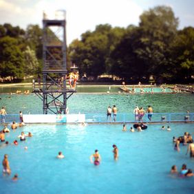 Badende im Weimarer »Schwanseebad« (Foto: Jörg Wolf)