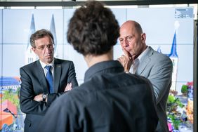 Prof. Winfried Speitkamp, Dr. Alexander Kulik und Minister Wolfgang Tiefensee (v.l.) im Gespräch über die Zukunft der Beurteilung von Bauwerkszuständen in der virtuellen Realität. (Foto: Thomas Müller) Prof. Winfried Speitkamp, Dr. Alexander Kulik und Minister Wolfgang Tiefensee (v.l.) im Gespräch über die Zukunft der Beurteilung von Bauwerkszuständen in der virtuellen Realität. (Foto: Thomas Müller)
