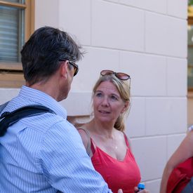 Gruppe von Personen im Gespräch