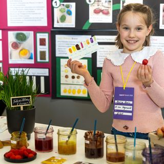 Farben aus der Natur (1. Preis »Jugend forscht junior« Chemie): Emilija Zunic präsentiert selbst hergestellte Pflanzenfarben – gewonnen aus Beeren, Gewürzen und Kräutern. Foto: Bauhaus-Universität Weimar/ Matthias Eckert
