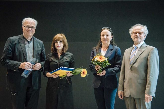 Stephan Illert und Andrea Dietrich von Bauhaus.Weimar.Moderne e.V. mit der Stipendiatin Leilasadat Mohsenpour