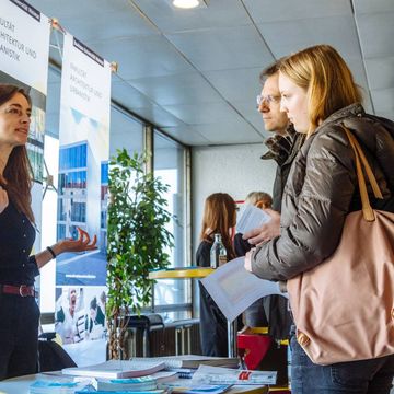 Die Mensa im Park ist die zentrale Anlaufstelle für alle, die gebündelte Informationen zu einem Studium an der Bauhaus-Universität Weimar suchen. (Foto: Henry Sowinski)