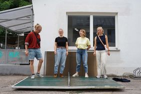 Im Rahmen des interdisziplinären Bauhaus.Moduls »Ping.Pong.Pocket« haben Studierende zwei neue (alte) Tischtennisplatten für den Campus entworfen und gefertigt. (Foto: Paula Gotthard) Im Rahmen des interdisziplinären Bauhaus.Moduls »Ping.Pong.Pocket« haben Studierende zwei neue (alte) Tischtennisplatten für den Campus entworfen und gefertigt. (Foto: Paula Gotthard)
