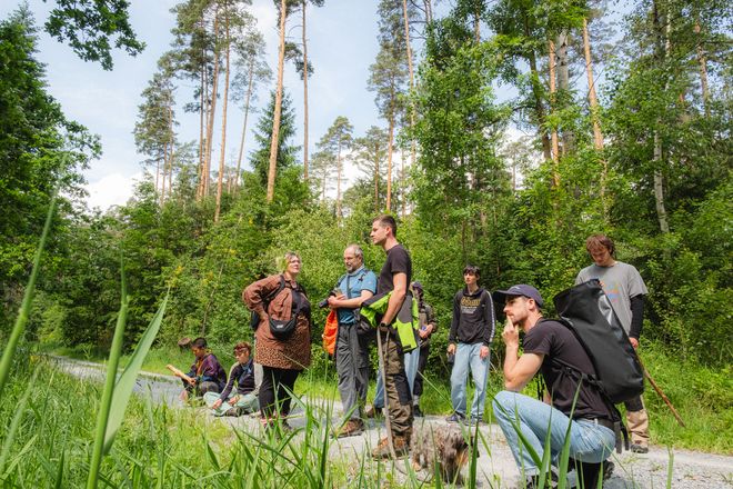 eine Gruppe Menschen des Projekts »PostCompst« bei ihrer Exkursion in den Wald
