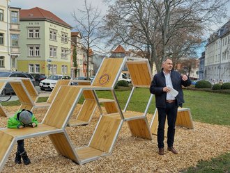 Oberbürgermeister Peter Kleine bei der offiziellen Eröffnung des neuen Spielpunkts Am Obergraben in Weimar. (Foto: Romy Weinhold)