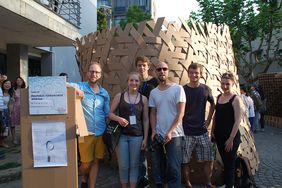 Das Team der Bauhaus-Universität Weimar vor seinem Pavillion, v.l.n.r., Stephan Schütz, Larissa Daube,Yannick Lindner, Olaf Kammler, Lukas Kirschnick, Anna-Maria von Seidlein; Foto: Philippe Schmidt