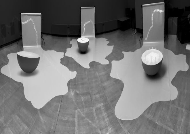 »Plateaus for a Dialogue with Robert Wilson«, Jenny Brockmann, 2023. Stative mit Polyethylen beschichtetem Stoff, Objekte, Licht. Installationsansicht im Oberlichtsaal der Bauhaus-Universität Weimar. Foto: René-T. Kusche »Plateaus for a Dialogue with Robert Wilson«, Jenny Brockmann, 2023. Stative mit Polyethylen beschichtetem Stoff, Objekte, Licht. Installationsansicht im Oberlichtsaal der Bauhaus-Universität Weimar. Foto: René-T. Kusche