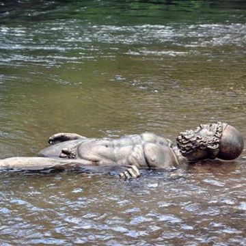Aufbau der Skulpturen-Installation »TRASITE« von Maria Walcher im Park an der Ilm. (Foto: Maria Walcher)