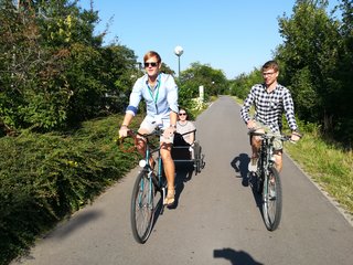 Teilnehmer der Workshops unterwegs mit Fahrrädern durch Tull