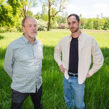 Zwei Männer stehen auf einer Wiese