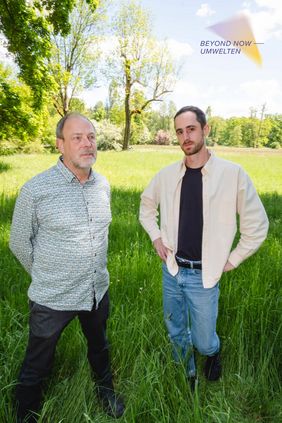 Zwei Männer stehen auf einer Wiese