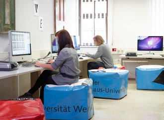 Studierende sitzen an Computern im Computerpool der Bauhaus-Universität Weimar (Foto: Jonas Tegtmeyer)