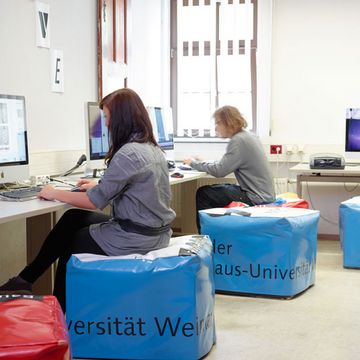 Studierende sitzen an Computern im Computerpool der Bauhaus-Universität Weimar (Foto: Jonas Tegtmeyer)