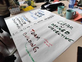 Die Studierenden arbeiteten in Gruppen an verschiedenen Projektideen. Foto: Anke Schulze