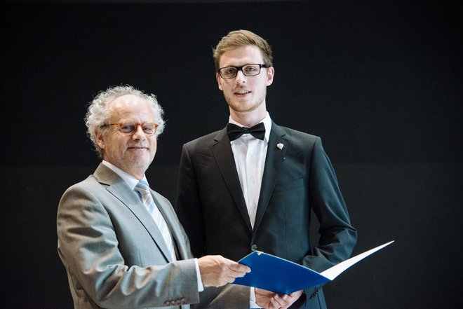 Prof. Witt gratuliert Johannes Dorn, Deutschlandstipendiat mit Unterstützung der Ernst-Abbe-Stiftung