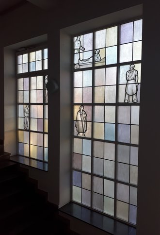 Die Buntglasfenster des Gebäudes in der Bauhausstraße 11 zeugen von dessen Nutzung durch Institutionen des NS-Gesundheitswesens. Foto: Franziska Klemmstein