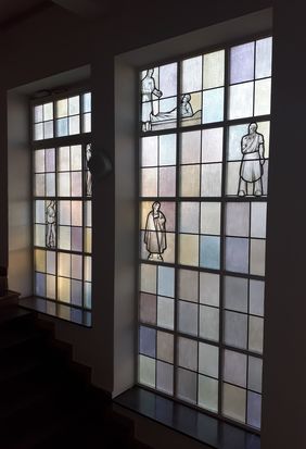 Foto: Franziska Klemmstein Die Buntglasfenster des Gebäudes in der Bauhausstraße 11 zeugen von dessen Nutzung durch Institutionen des NS-Gesundheitswesens. Foto: Franziska Klemmstein