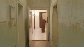 Still aus dem Film »Schmutzgrau ist das Haus des Erinnerns« von Alen Marie Linnemann und Katharina Benjamin, Centre for Documentary Architecture, 2017