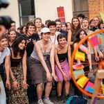 Zahlreiche Besucher*innen verfolgen gespannt die Party an der Turmbaubühne zurd summaery2026. Im Vordergrund steht ein buntes Glücksrad, während eine Kamera die Szene filmt. Die dicht gedrängte Menge reagiert aufmerksam und gut gelaunt auf das Geschehen.