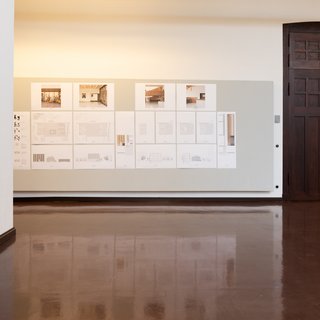 Einblick in die nicht öffentlich zugängliche Ausstellung im Hauptgebäude mit den Arbeiten in der Engeren Wahl (Foto: Tobias Adam)