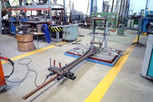 Zunächst mussten in der Metallwerkstatt die gebogenen Wangen ausgerichtet werden...