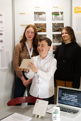 Foto: Bauhaus-Universität Weimar/ Dominique Wollniok Marlene Hansch, Jakob Hörsch und Lucia Fehlhaber (v.l.) vom Friedrich-Schiller-Gymnasium Weimar gewannen mit ihrem Projekt »Optimierung von Klassenräumen zur Gewährleistung eines effektiveren Unterrichts« den ersten Preis in der Sparte »Jugend forscht« im Bereich Arbeitswelt. (Foto: Bauhaus-Universität Weimar/ Dominique Wollniok)