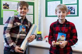 Moritz Willer und Bastian Trümper (v.l.n.r.) von der Grundschule am Steigerwald Erfurt präsentierten ihren »Windkanal«. Sie wurden mit dem ersten Preis in der Sparte »Schüler experimentieren« im Bereich Physik ausgezeichnet. Foto: Bauhaus-Universität Weimar/ Matthias Eckert