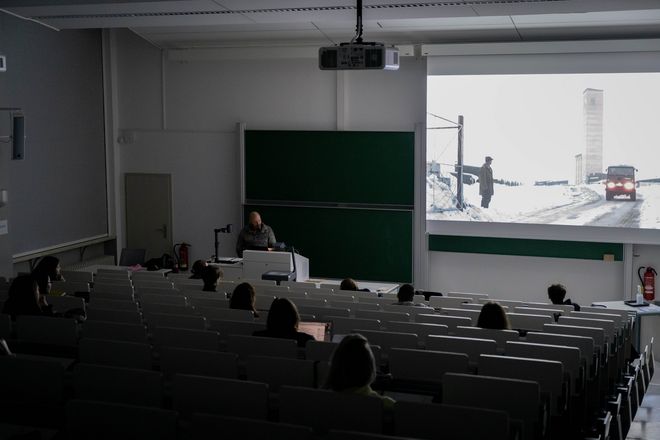 Mäßig gefüllter Vorlesungssaal mit Studierenden