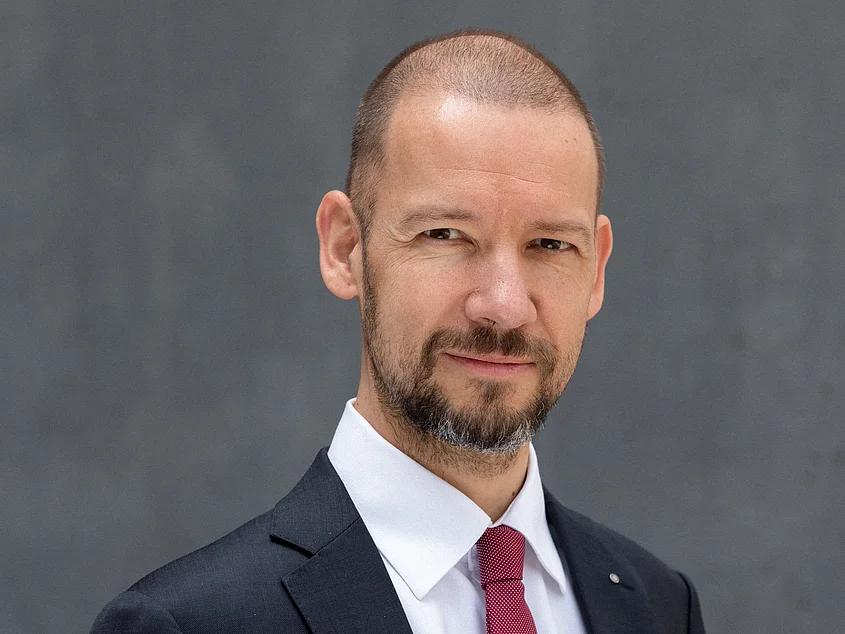 Porträt von Prof. Dr. Guido Morgenthal - er ist ab sofort neuer Vizepräsident für Forschung und Projekte an der Bauhaus-Universität Weimar. Foto: Matthias Eckert